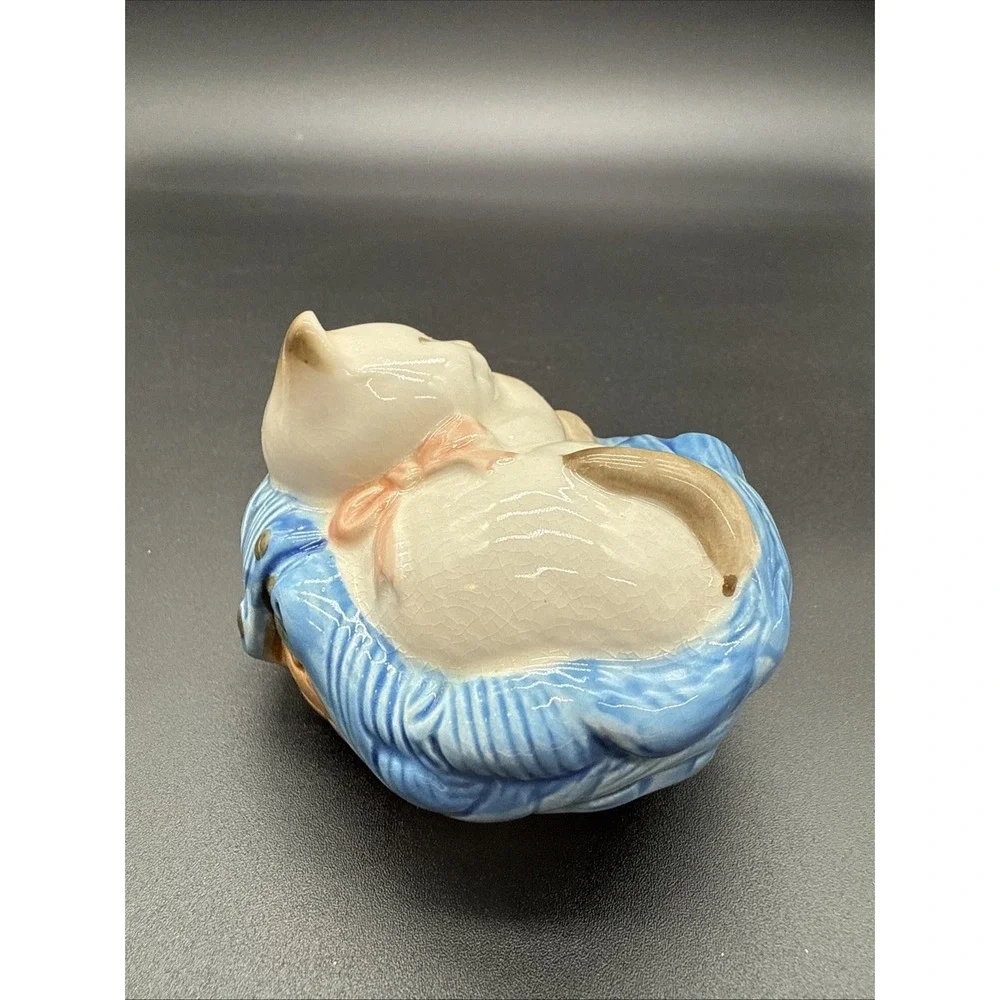 1983 AVON Ceramic Sleeping Siamese Kitty Cat in Basket potpourri Holder Figurine